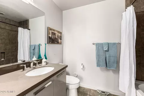 Bath - 1 E Lexington Ave #1107, Phoenix, AZ 85012 photo 1 of 1