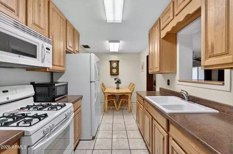 Kitchen - 4630 W Mitchell Dr, Phoenix, AZ 85031 photo 4 of 4