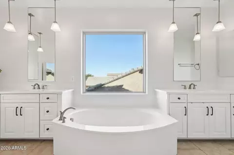 Bath - 866 E Lowell Ave, Gilbert, AZ 85295 photo 4 of 10