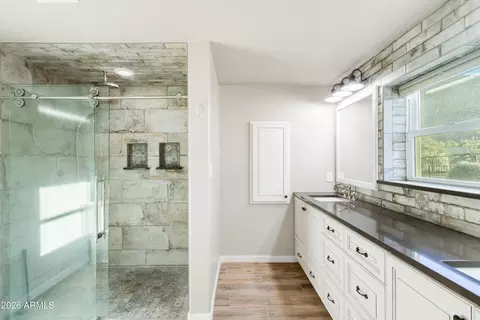 Bath - 5306 E Spring Rd, Hereford, AZ 85615 photo 1 of 5