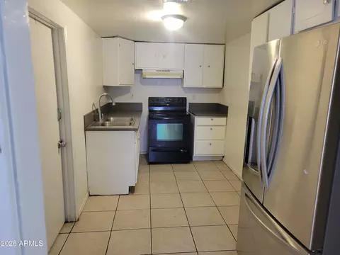Kitchen - 2501 E Jones Ave, Phoenix, AZ 85040 photo 2 of 3