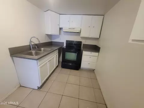 Kitchen - 2501 E Jones Ave, Phoenix, AZ 85040 photo 3 of 3