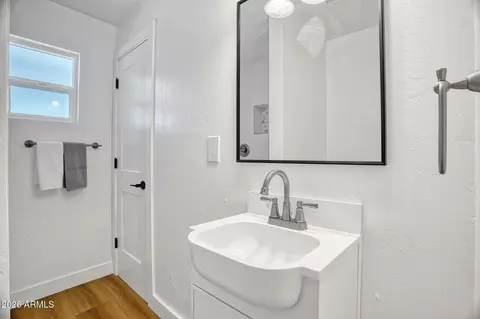 Bath - 2723 W Coolidge St, Phoenix, AZ 85017 photo 2 of 3