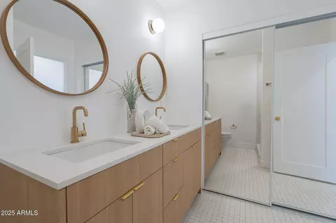 Bath - 502 E Osborn Rd, Phoenix, AZ 85012 photo 1 of 5