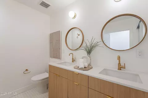 Bath - 502 E Osborn Rd, Phoenix, AZ 85012 photo 5 of 5