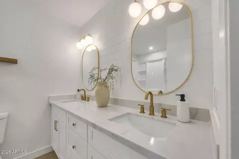 Bath - 1822 W Marlette Ave, Phoenix, AZ 85015 photo 1 of 4