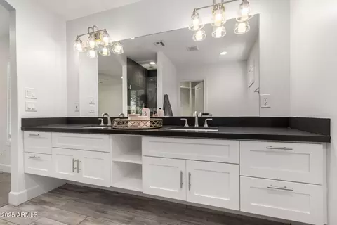 Bath - 6741 N 10th St, Phoenix, AZ 85014 photo 1 of 3