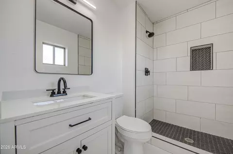 Bath - 2302 E Alta Vista Rd, Phoenix, AZ 85042 photo 4 of 5