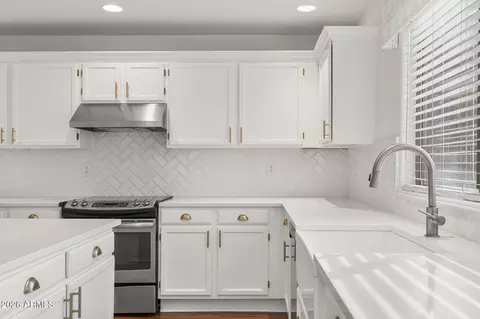 Kitchen - 3861 E Kings Ave, Phoenix, AZ 85032 photo 3 of 3