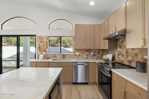 Kitchen - 2144 Escuda Rd, Phoenix, AZ 85024 photo 4 of 6
