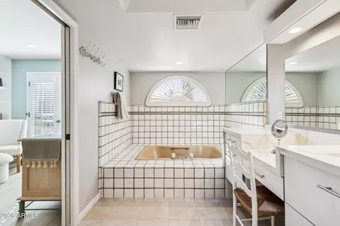Bath - 3015 E Coolidge St #10, Phoenix, AZ 85016 photo 3 of 4