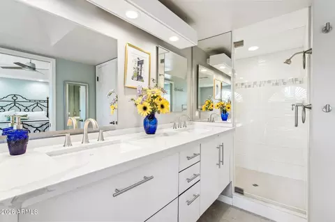 Bath - 3015 E Coolidge St #10, Phoenix, AZ 85016 photo 1 of 4