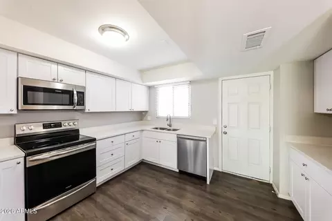 Kitchen - 6218 W Wolf St, Phoenix, AZ 85033 photo 1 of 2