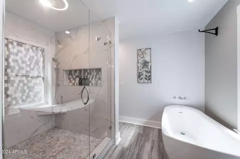 Bath - 4525 E Paradise Ln, Phoenix, AZ 85032 photo 2 of 3