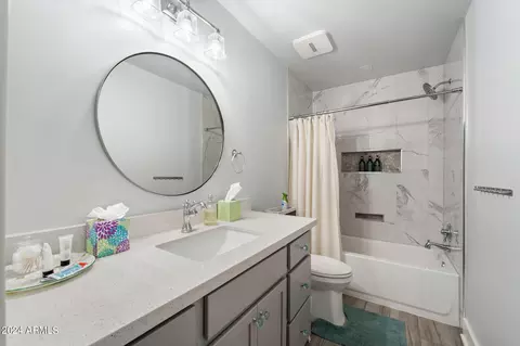 Bath - 4525 E Paradise Ln, Phoenix, AZ 85032 photo 1 of 3