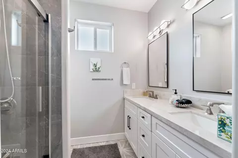 Bath - 1920 E Aurelius Ave, Phoenix, AZ 85020 photo 2 of 4