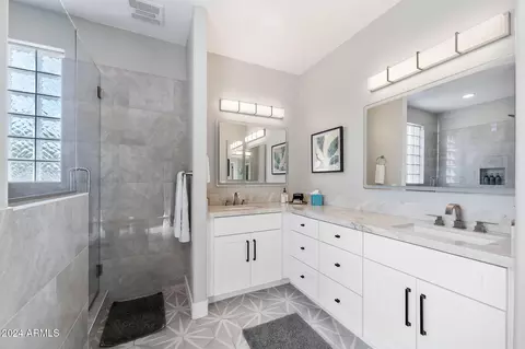 Bath - 1920 E Aurelius Ave, Phoenix, AZ 85020 photo 4 of 4