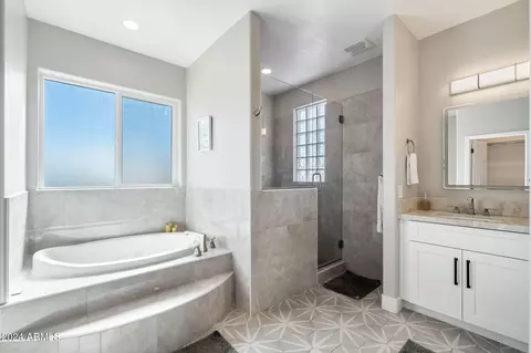 Bath - 1920 E Aurelius Ave, Phoenix, AZ 85020 photo 3 of 4