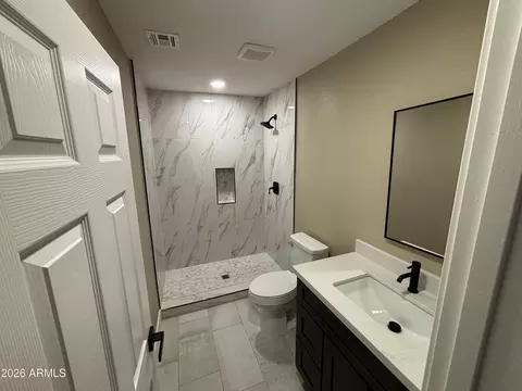 Bath - 1044 E Whitton Ave, Phoenix, AZ 85014 photo 8 of 17
