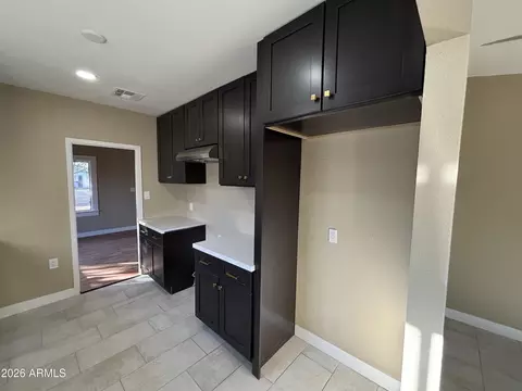 Kitchen - 1044 E Whitton Ave, Phoenix, AZ 85014 photo 6 of 10
