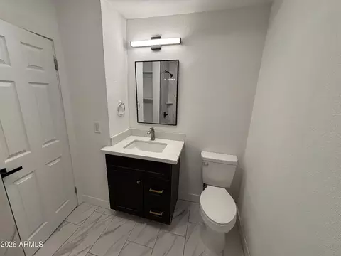 Bath - 1044 E Whitton Ave, Phoenix, AZ 85014 photo 2 of 17
