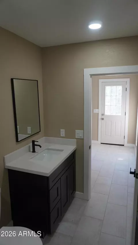 Bath - 1044 E Whitton Ave, Phoenix, AZ 85014 photo 15 of 17