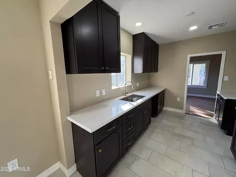 Kitchen - 1044 E Whitton Ave, Phoenix, AZ 85014 photo 3 of 10