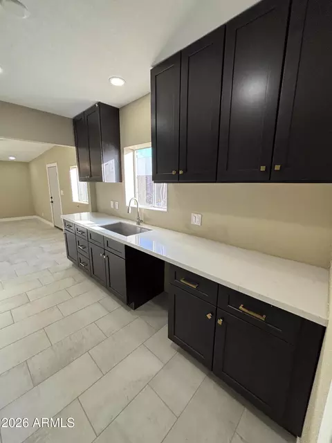 Kitchen - 1044 E Whitton Ave, Phoenix, AZ 85014 photo 4 of 10