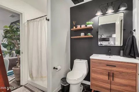 Bath - 3423 E Lance Ln, Phoenix, AZ 85018 photo 1 of 4