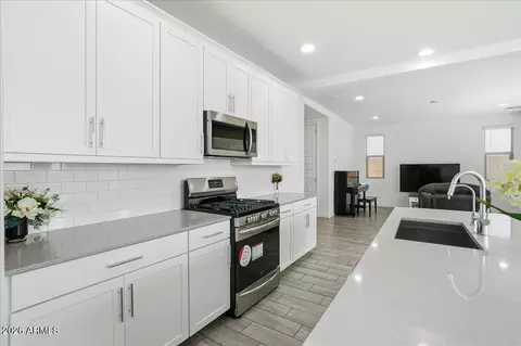 Kitchen - 2327 E Ridgewood Ln, Gilbert, AZ 85298 photo 5 of 6