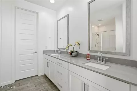 Bath - 2327 E Ridgewood Ln, Gilbert, AZ 85298 photo 2 of 4