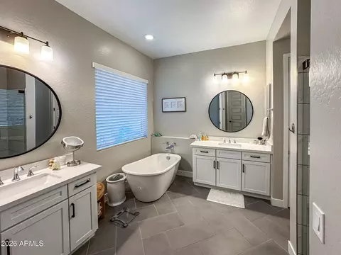 Bath - 2930 E Herrera Dr, Phoenix, AZ 85050 photo 1 of 3