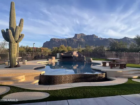 1067 S Trigger Ct, Apache Junction, AZ 85119 photo 3