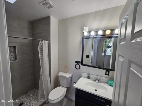 Bath - 819 E Apollo Rd, Phoenix, AZ 85042 photo 1 of 4