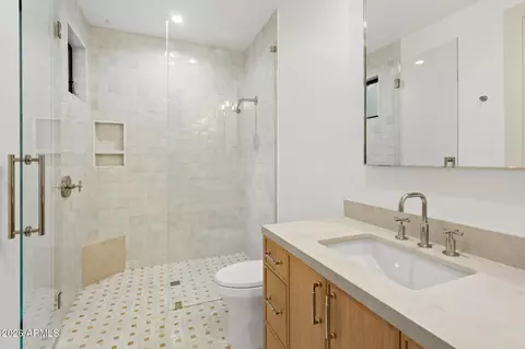 Bath - 4605 E Rockridge Rd, Phoenix, AZ 85018 photo 4 of 11