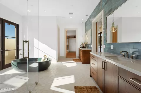 Bath - 4605 E Rockridge Rd, Phoenix, AZ 85018 photo 10 of 11