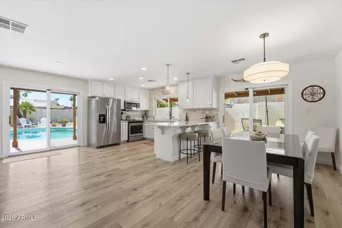 Dining - 2647 E Cholla St, Phoenix, AZ 85028 photo 1 of 2
