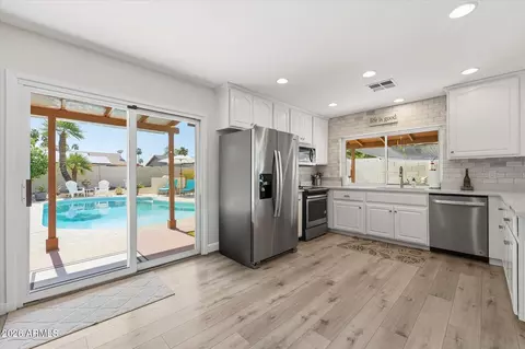 Kitchen - 2647 E Cholla St, Phoenix, AZ 85028 photo 1 of 2
