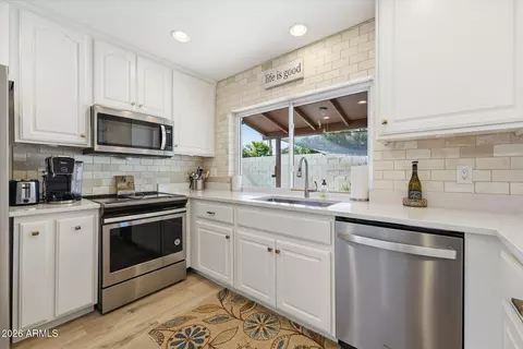 Kitchen - 2647 E Cholla St, Phoenix, AZ 85028 photo 2 of 2
