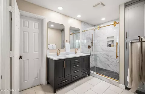 Bath - 3340 E North Ln, Phoenix, AZ 85028 photo 3 of 3