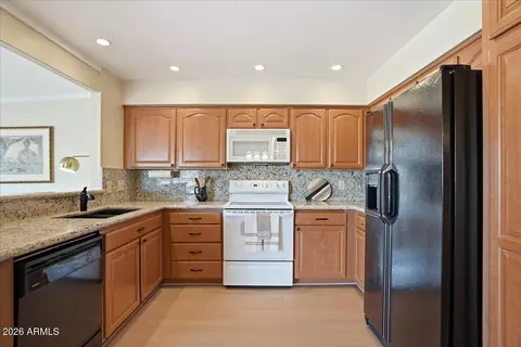 Kitchen - 4939 E Lake Point Ct, Phoenix, AZ 85044 photo 3 of 4