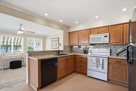 Kitchen - 4939 E Lake Point Ct, Phoenix, AZ 85044 photo 2 of 4
