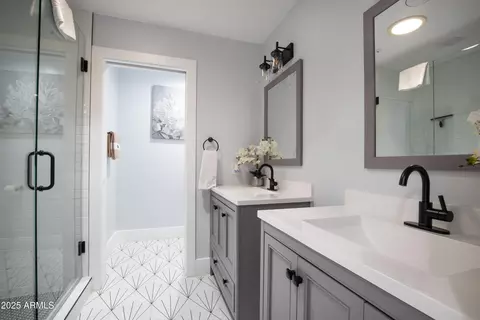 Bath - 516 W Rancho Dr, Phoenix, AZ 85013 photo 1 of 9