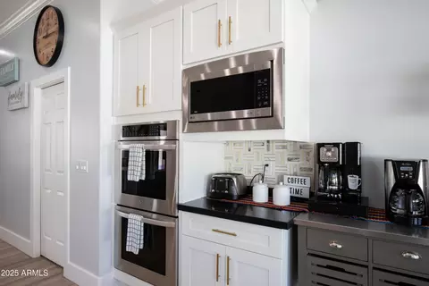 Kitchen - 516 W Rancho Dr, Phoenix, AZ 85013 photo 3 of 4