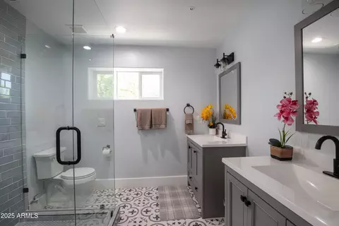Bath - 516 W Rancho Dr, Phoenix, AZ 85013 photo 3 of 9