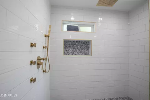 Bath - 516 W Rancho Dr, Phoenix, AZ 85013 photo 7 of 9