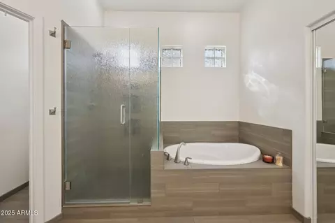 Bath - 2223 E Branham Ln, Phoenix, AZ 85042 photo 2 of 4