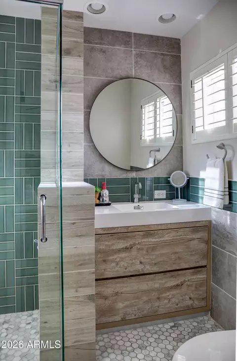 Bath - 1915 E Rose Ln, Phoenix, AZ 85016 photo 6 of 11