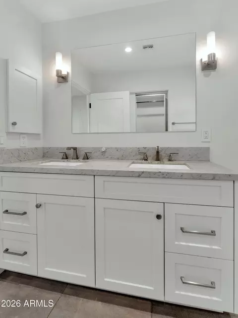 Bath - 4101 E Coolidge St, Phoenix, AZ 85018 photo 2 of 4