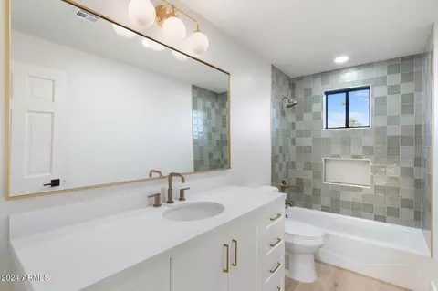Bath - 1643 W Griswold Rd, Phoenix, AZ 85021 photo 2 of 12
